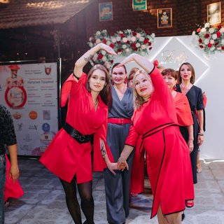 Ужин в платьях Lady in Red