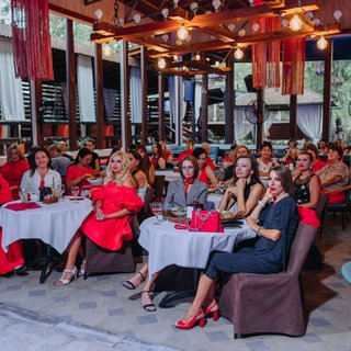 Ужин в платьях Lady in Red
