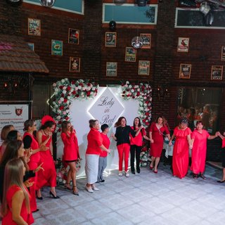 Ужин в платьях Lady in Red