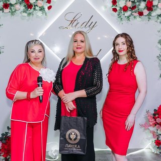 Ужин в платьях Lady in Red