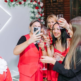 Ужин в платьях Lady in Red