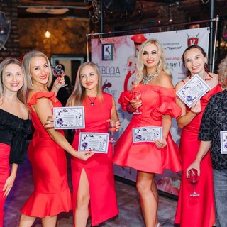 Ужин в платьях Lady in Red