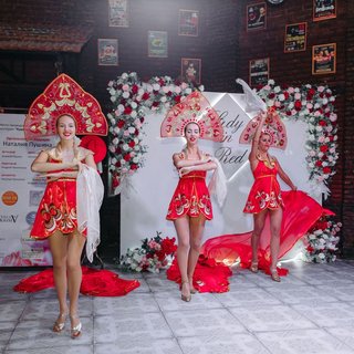 Ужин в платьях Lady in Red