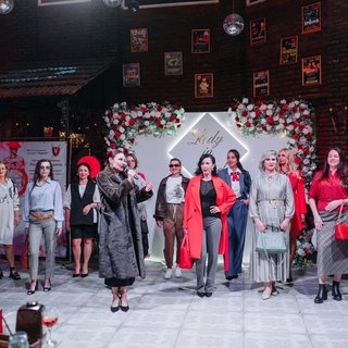 Ужин в платьях Lady in Red