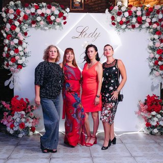 Ужин в платьях Lady in Red